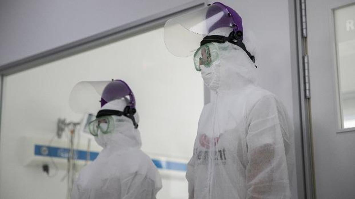 Dos sanitarios con los equipos de protección contra el coronavirus
