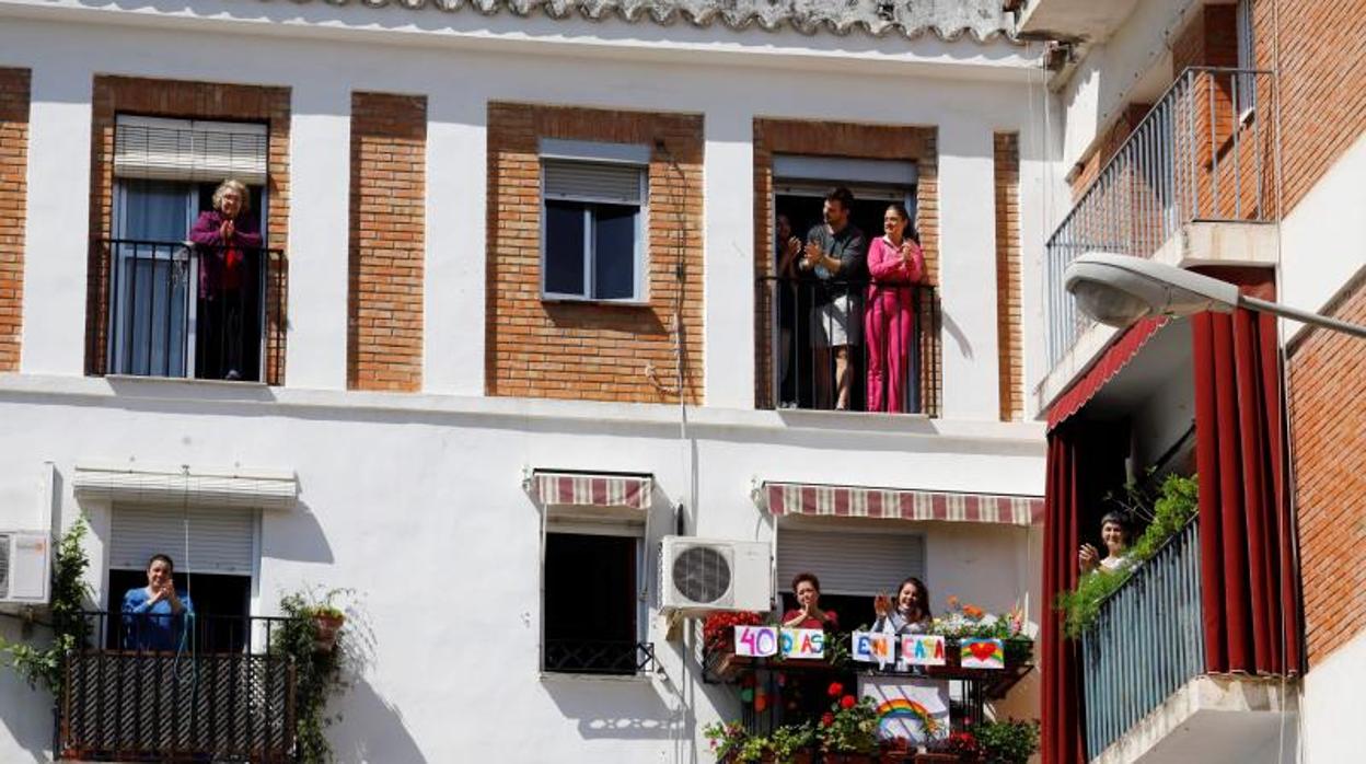 Familias de Córdoba asomadas a sus balcones durante el confinamiento