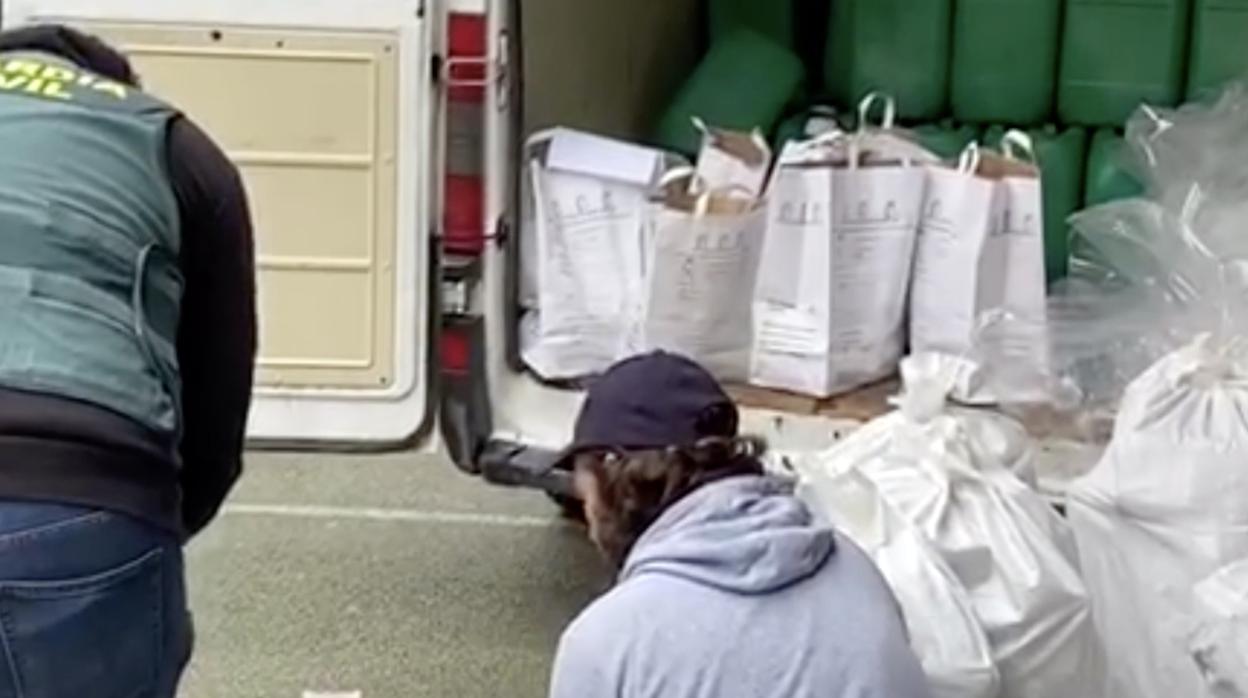 Los agentes detuviero a los diez narcos e interceptaron 88 fardos de hachís.