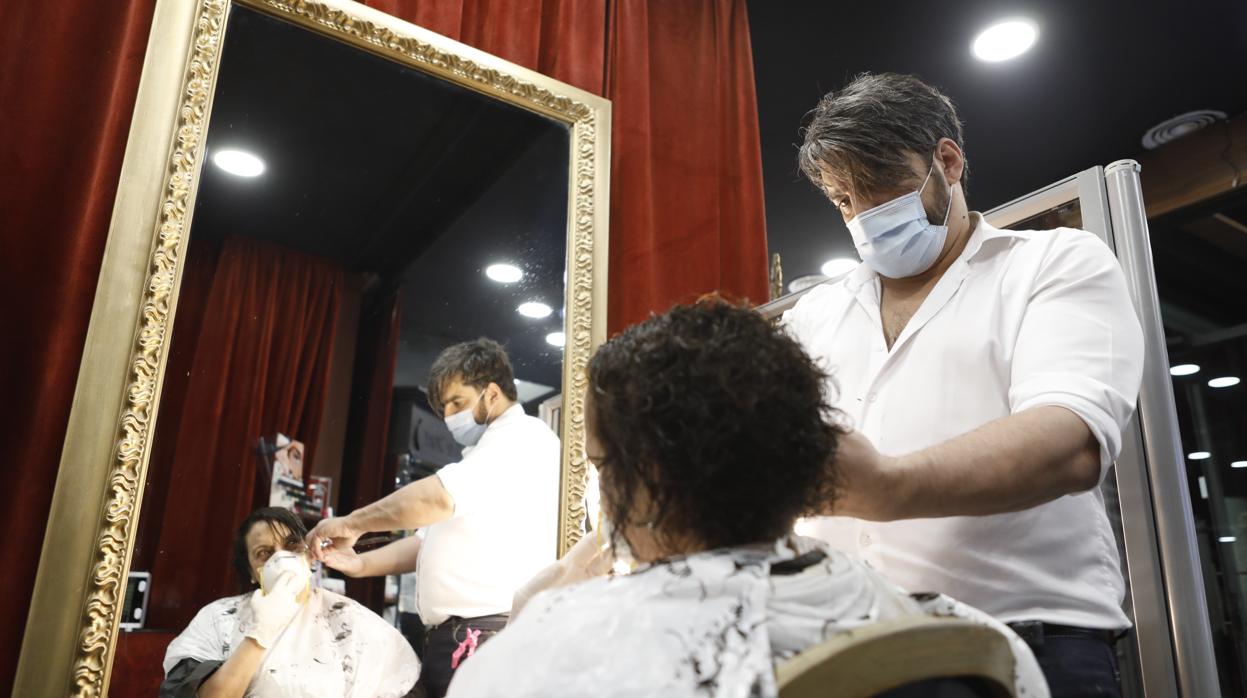 Una peluquería del Centro de Córdoba, en plena actividad este lunes