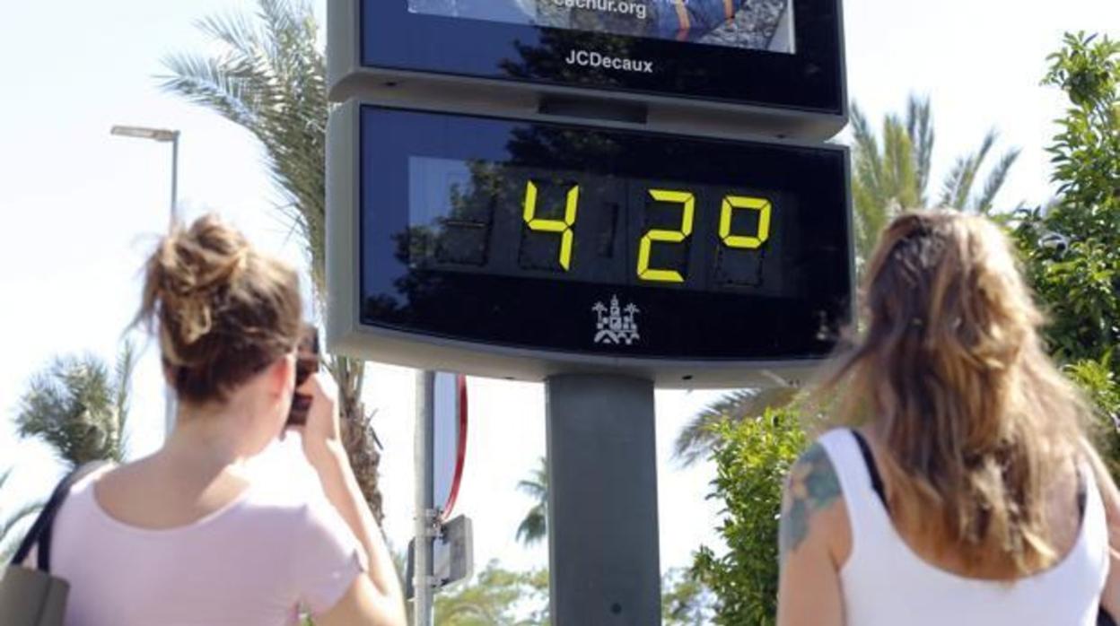 Termómetro marcando 42 grados en Sevilla en una imagen de archivo