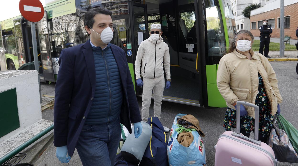 El alcalde, durane el operativo de traslado de personas sin techo al Colegio Mayor Séneca