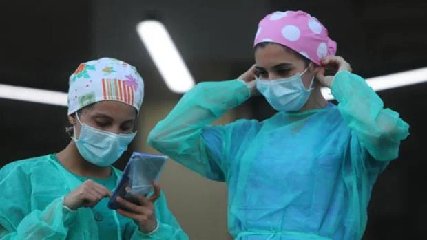 Sanitarios de Málaga llevan cinco años usando mascarillas caducadas en 2014 que envió el SAS