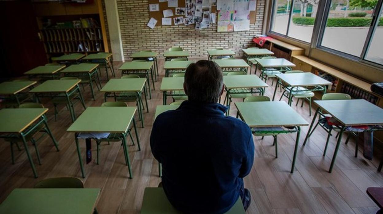 Un docente en un aula vacía