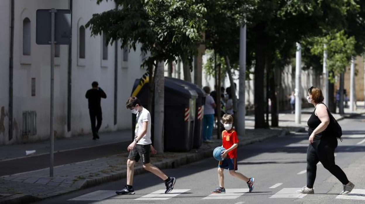 Tres viandantes cruzan un paso de peatones en la calle Sagunto en la mañana de ayer
