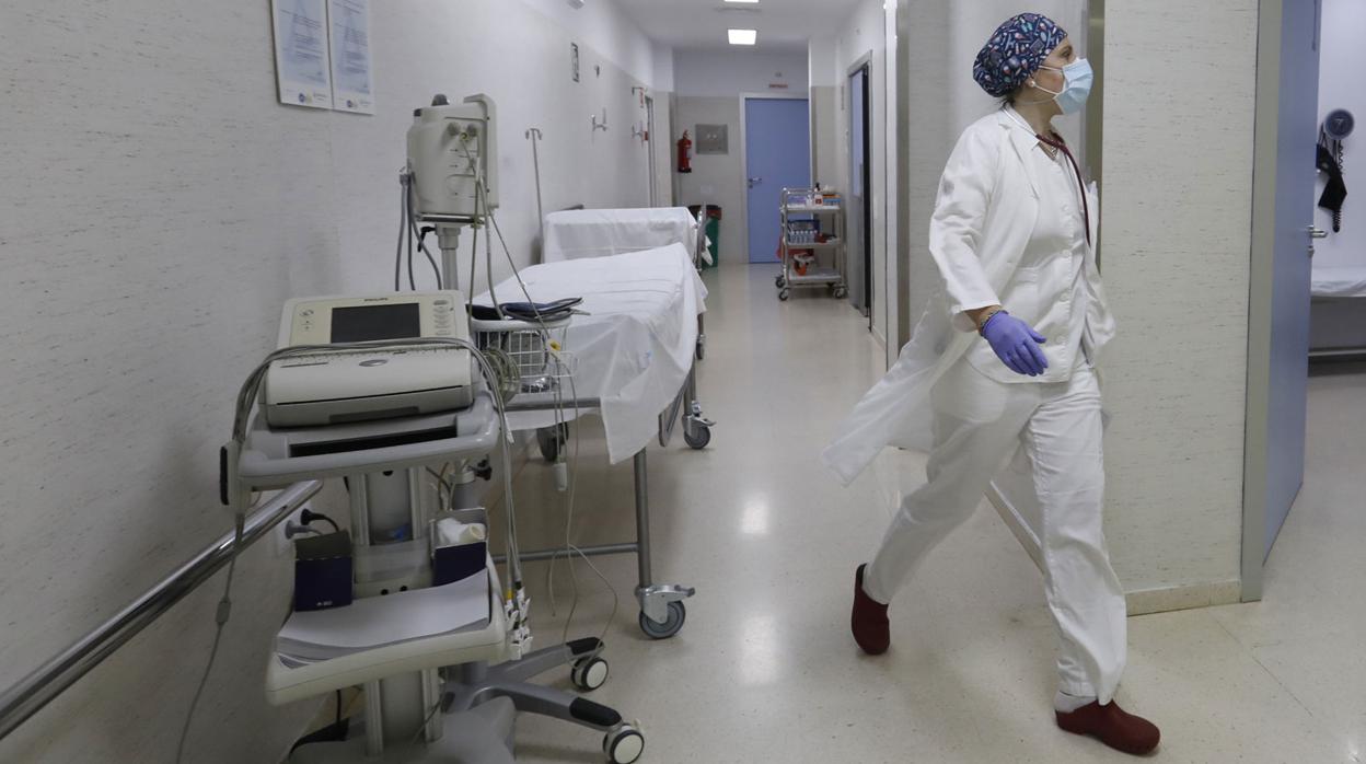 Una sanitaria en los pasillos de un hospital de Córdoba