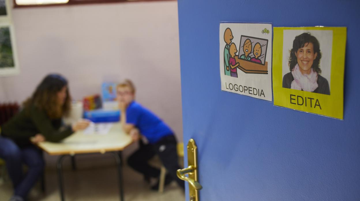 Imagen de uno de estos centros donde se ha preservado la privacidad del alumno y la profesora