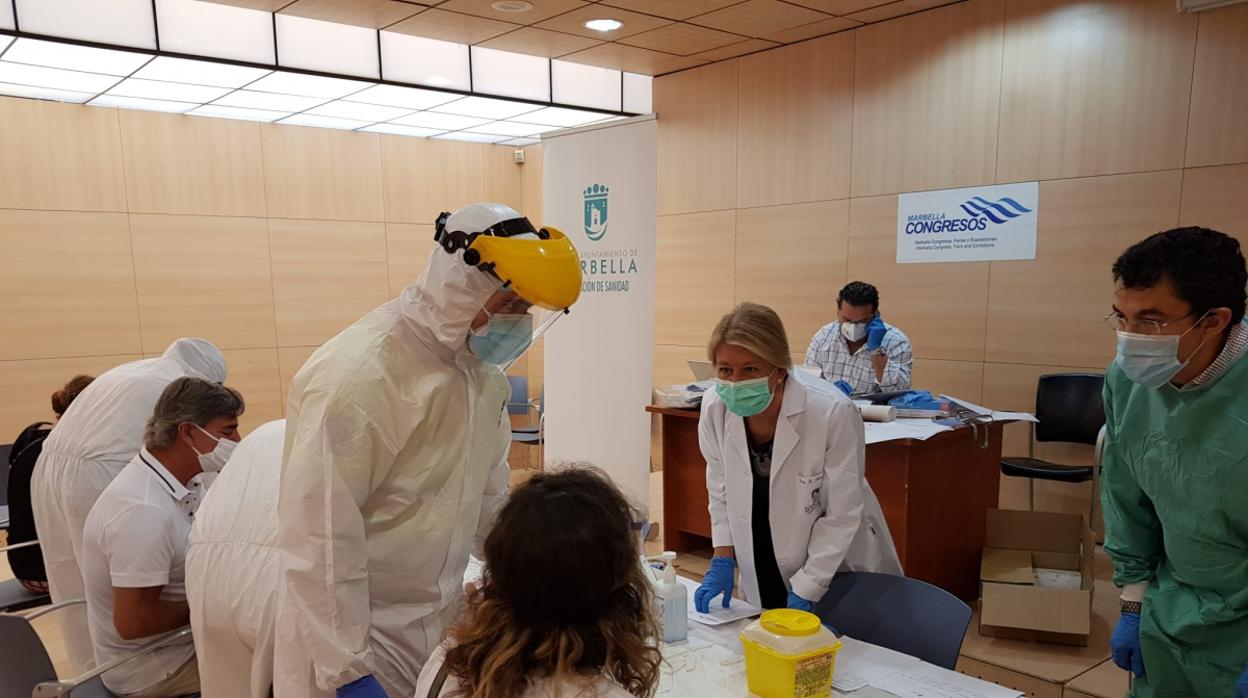 La alcaldesa de Marbella haciendo test para detectar la enfermedad a los trabajadores de los servicios esenciales en la ciudad