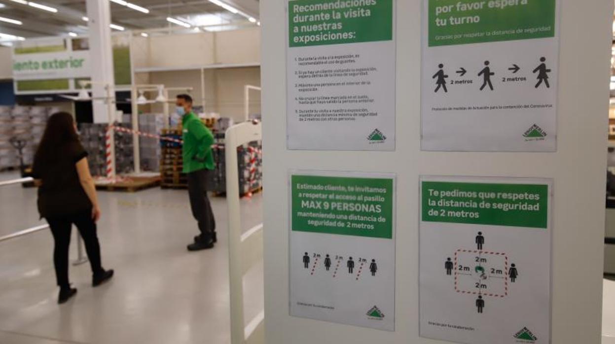 Paneles informativos instalados en el Leroy Merlín de Córdoba