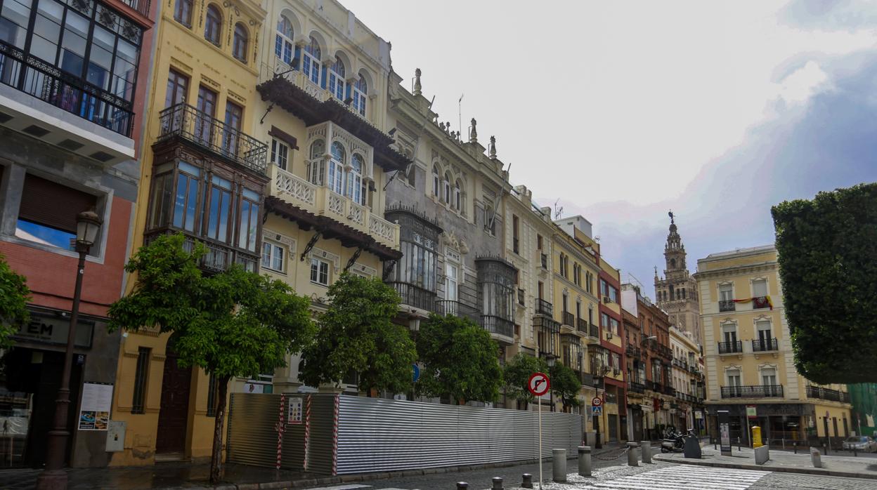 Fachada de dos edificios de la Plaza de San Francisco de Sevilla, donde se está construyendo un hotel