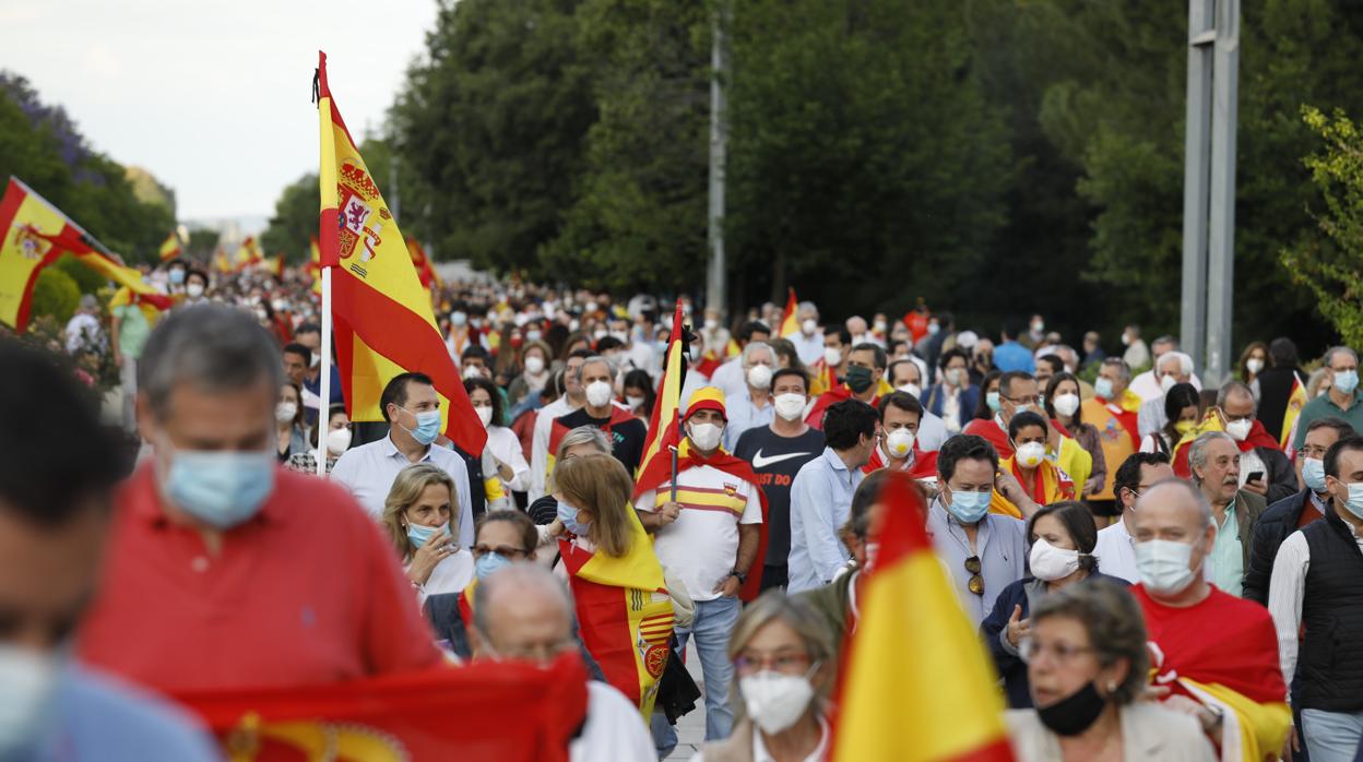 Unas dos mil personas protestaron el domingo en el Vial contra Pedro Sánchez