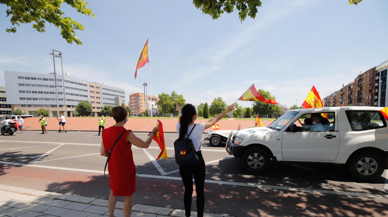 Dos mujeres en la marcha contra el Gobierno que convocó Vox el sábado en Córdoba