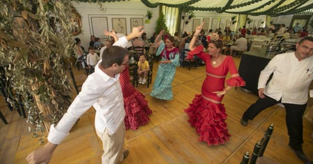 Varias parejas bailan en la Feria de Córdoba de 2019