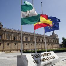 Banderas a media asta en el Parlamento de Andalucía
