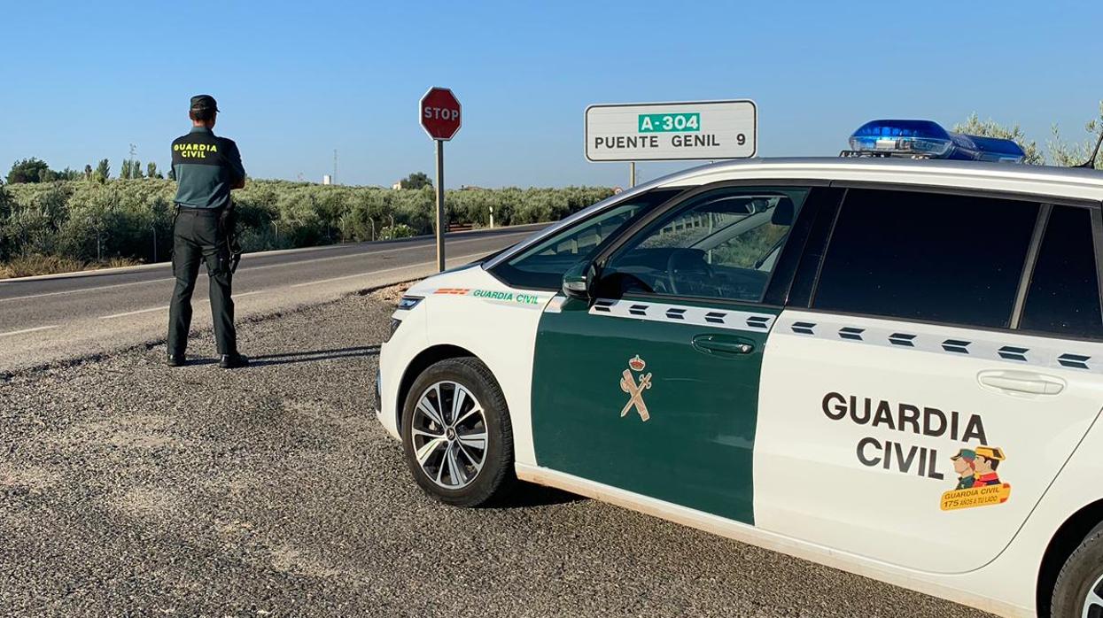 Un agente de la Guardia Civil en las próximidades de Puente Genil