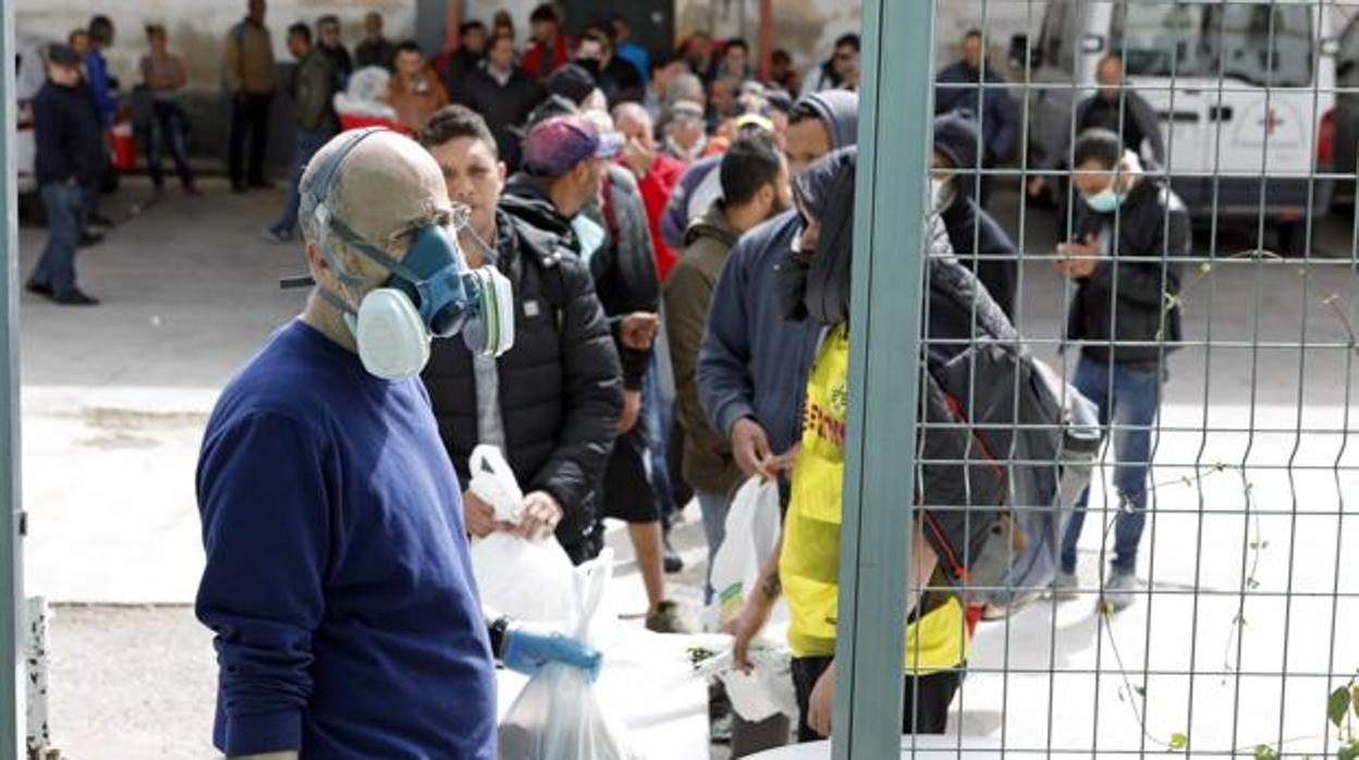 Reparto de comida a las personas sin recursos durante esta crisis sanitaria