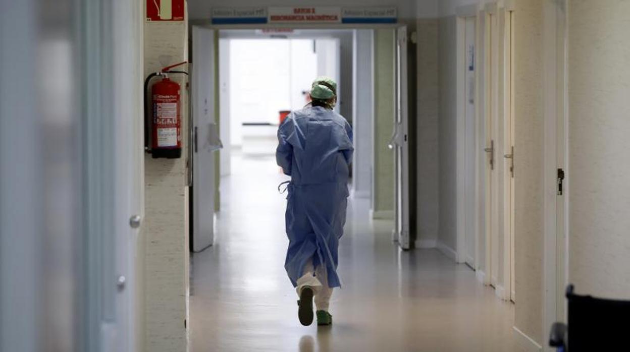 Un sanitario camina por los pasillos de un hospital de la provincia durante la crisis del coronavirus