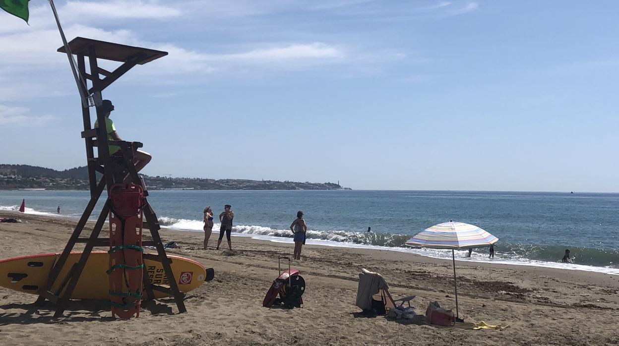 La bandera verde ha vuelto a las playas de Málaga dos meses y medio después de su cierre por motivos sanitarios