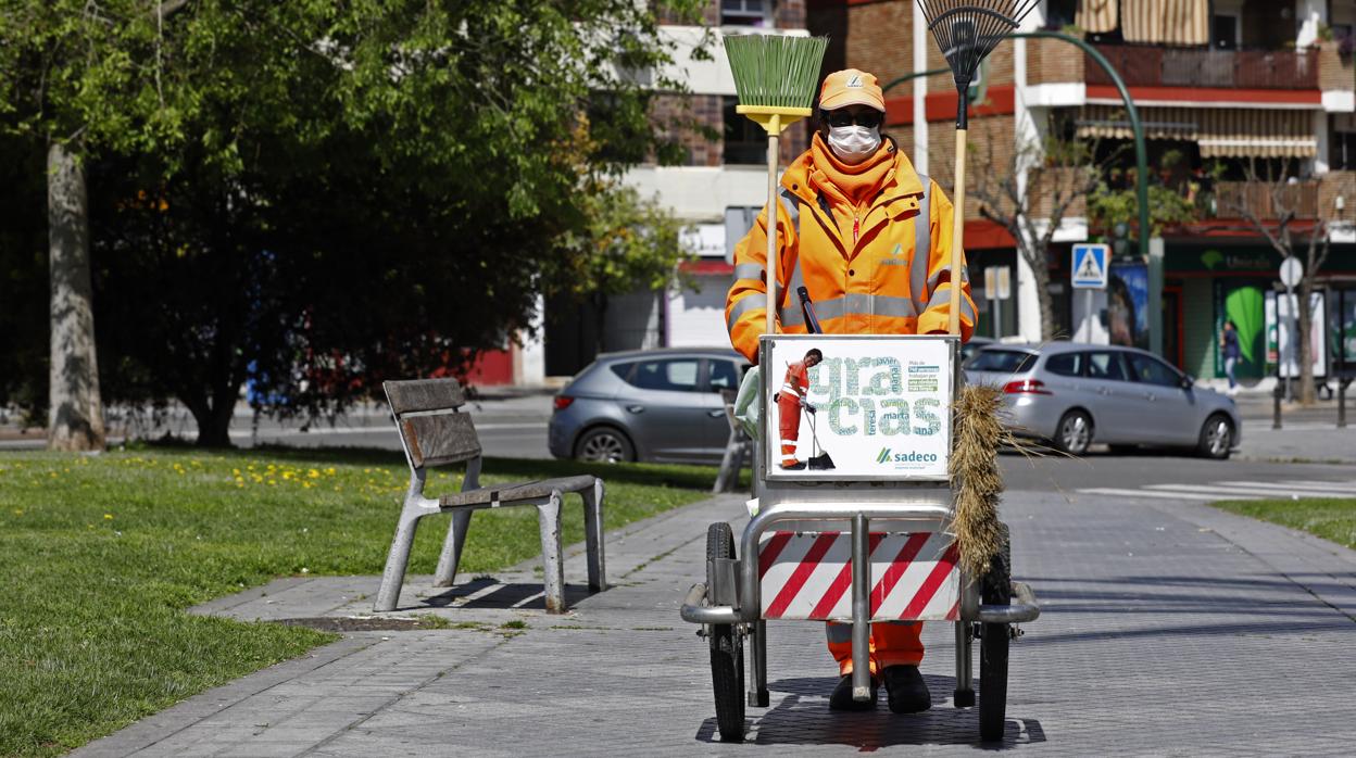 Una trabajadora de Sadeco hace su labor cubierta por una mascarilla en tiempos del coronavirus