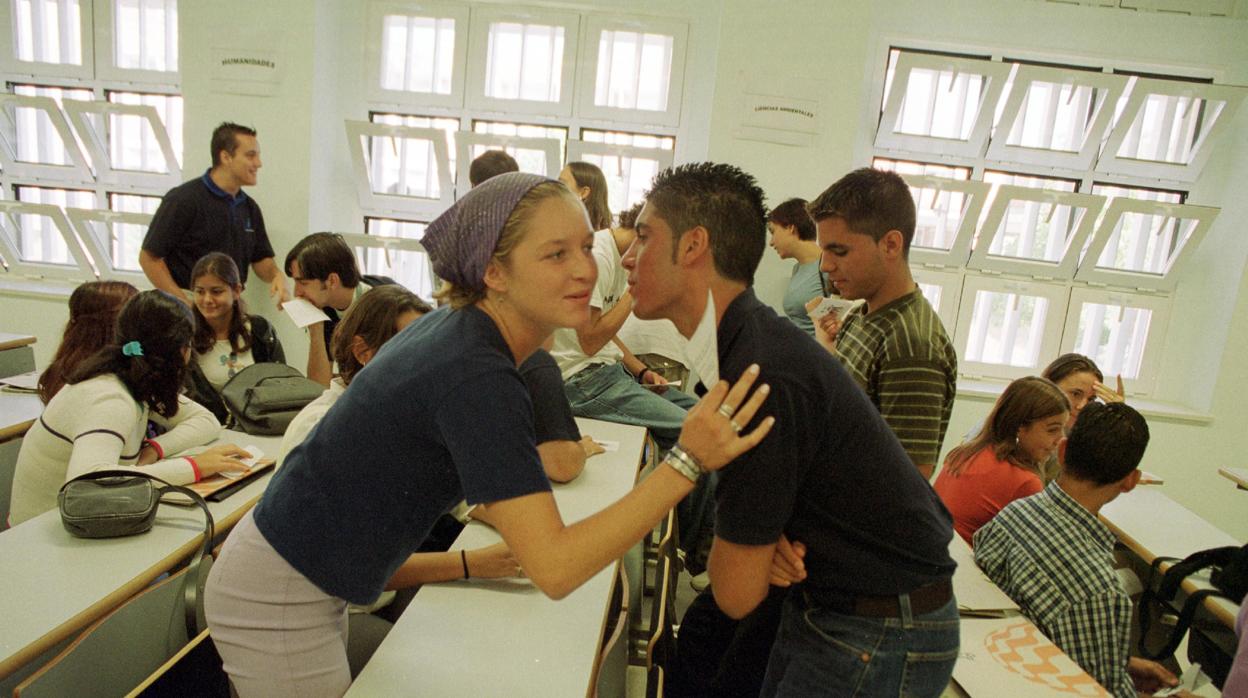 Un grupo de estudiantes haciendo exámenes