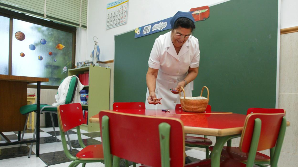 Una religiosa prepara un aula en el colegio de La Milagrosa
