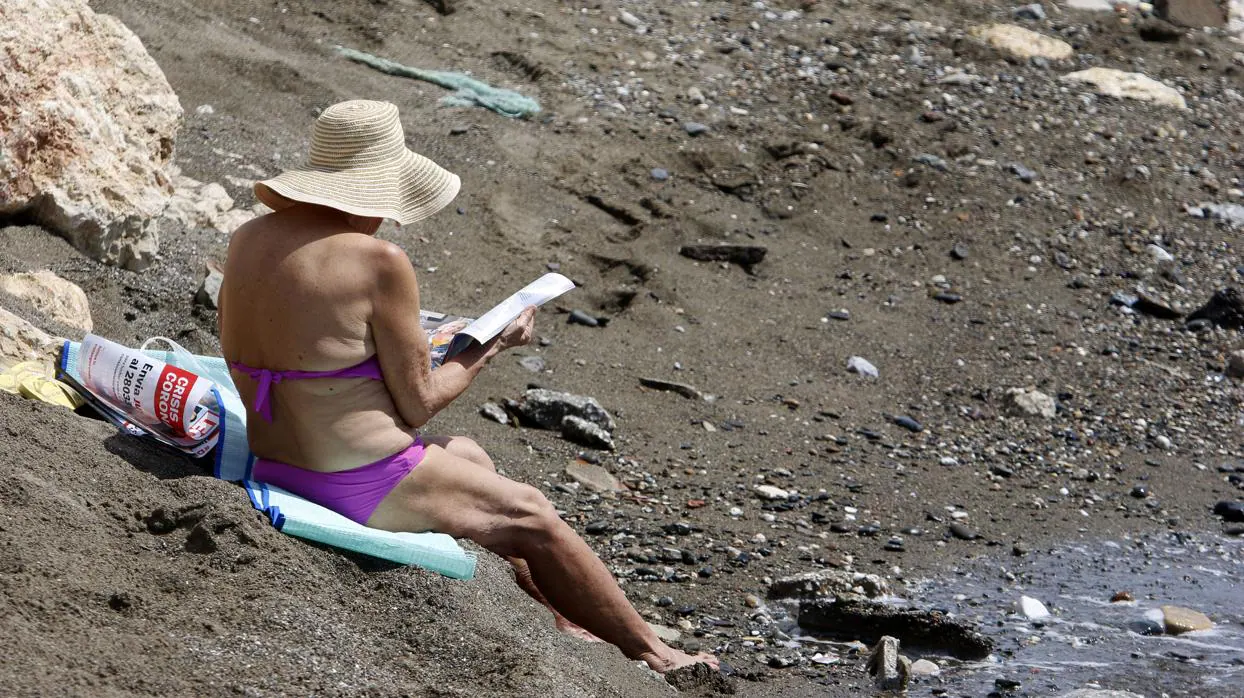 Una mujer en la playa malagueña de Huelin