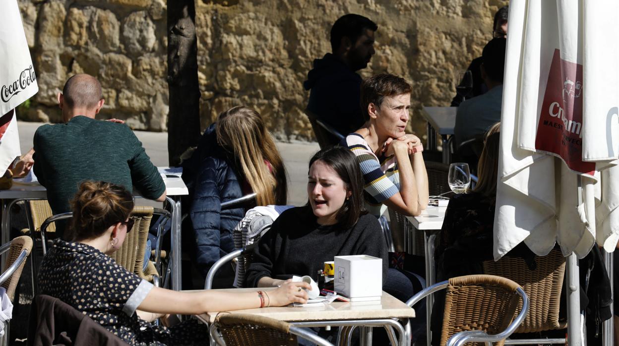 Dos personas en una terraza en Córdoba