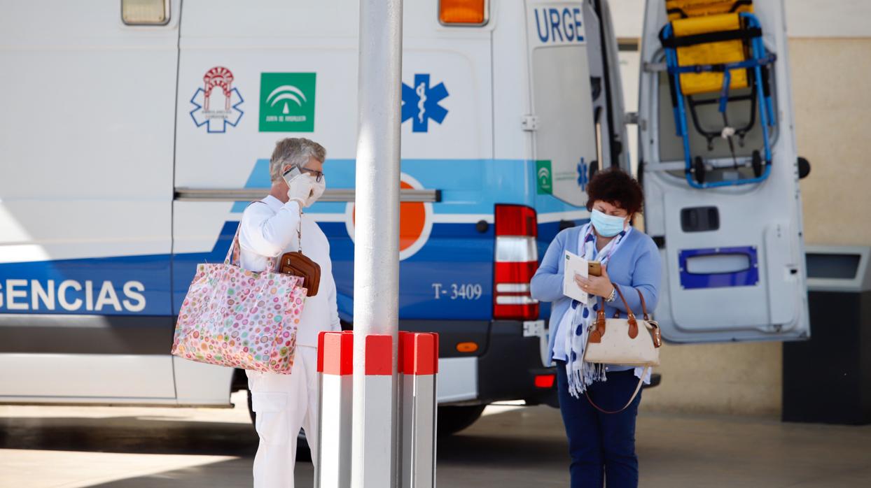 Usuarias frente a las Urgencias del Hospital Reina Sofía de Córdoba