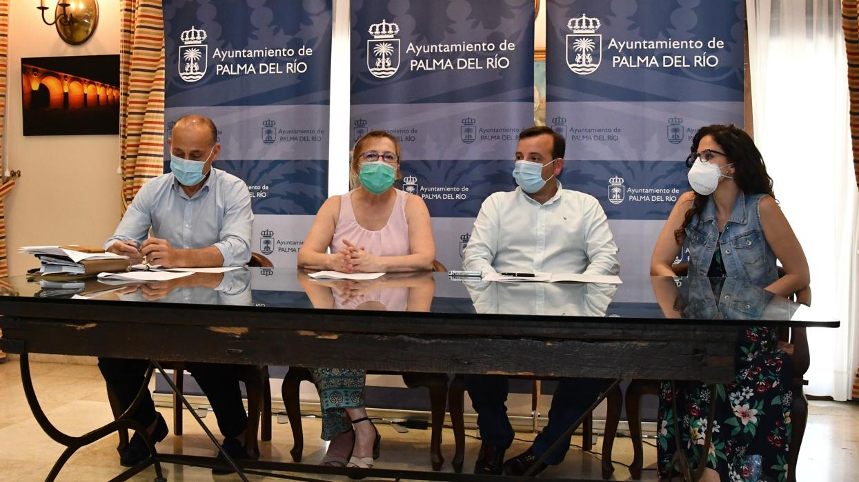 Momento de la firma entre el consejo de hermandades y el Ayuntamiento de Palma del Río