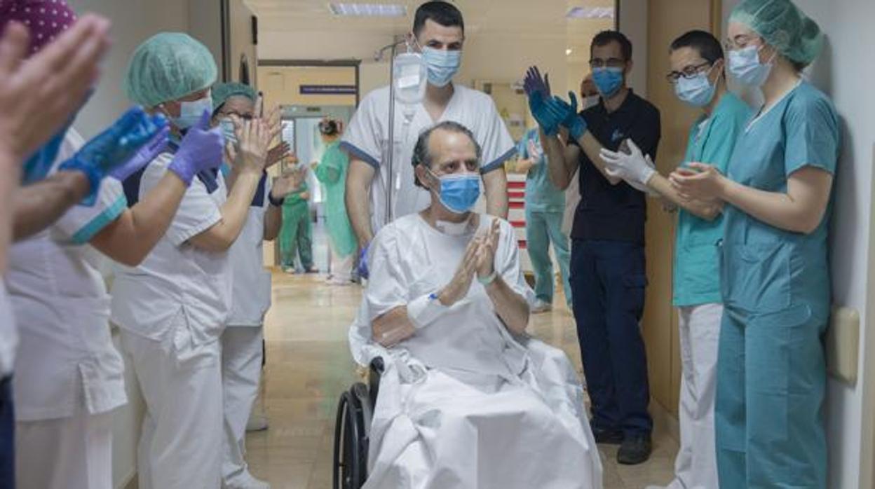 Un paciente recibe el aplauso de los sanitarios al abandonar el hospital