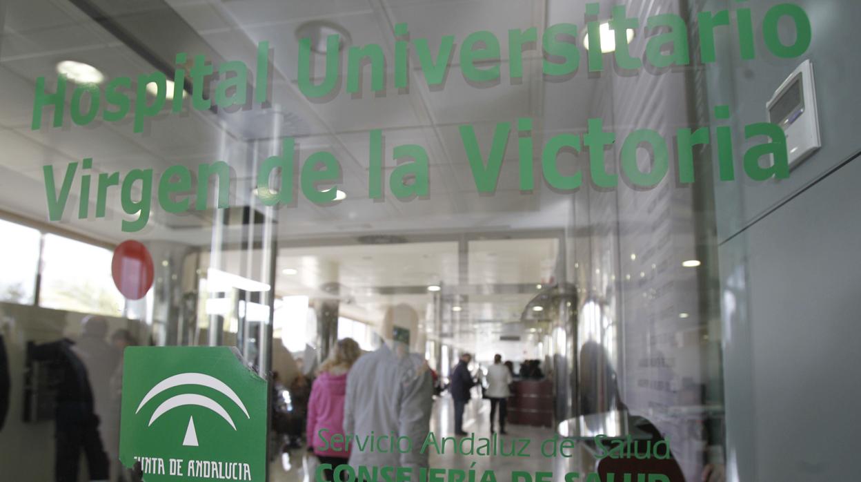 Una de las puertas de acceso del Hospital Clinico de Málaga