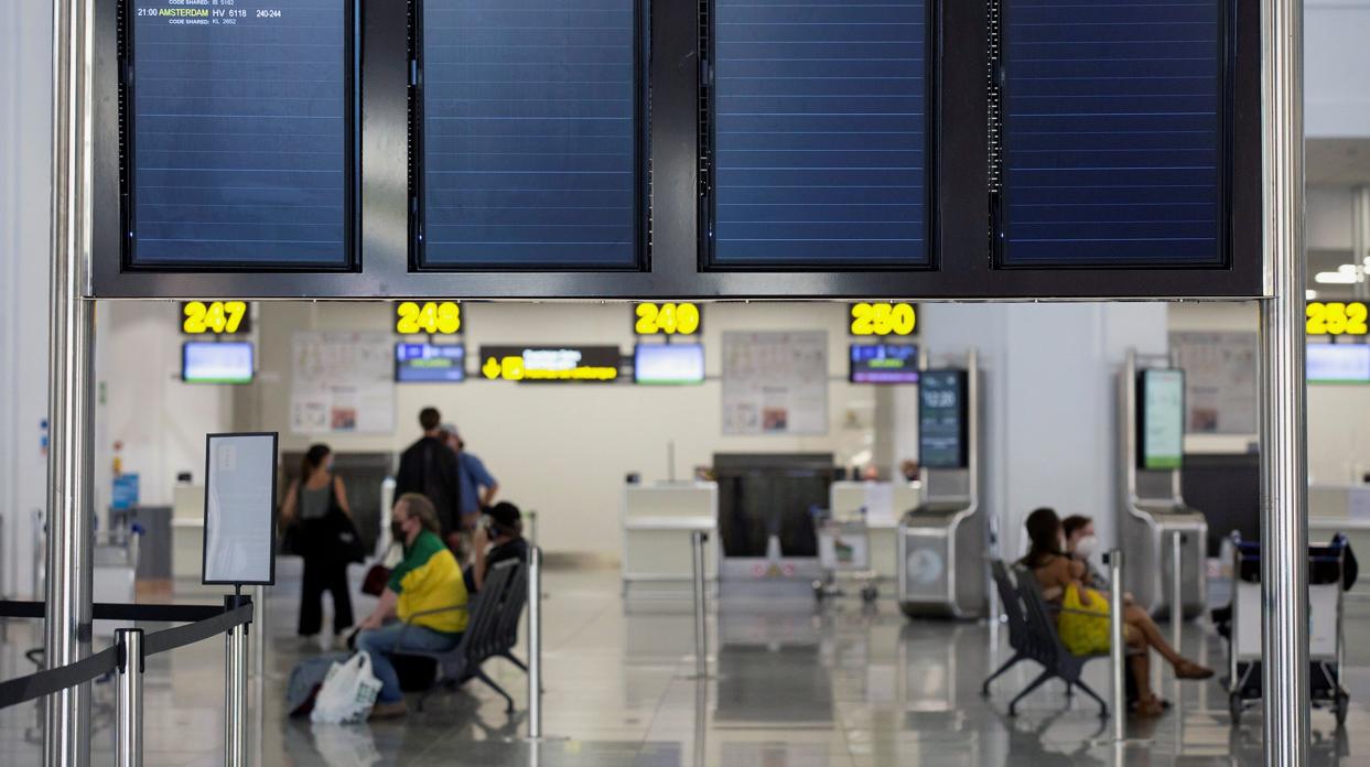 Un grupo de pasajeros espera para embarcar en el aeropuerto de Málaga