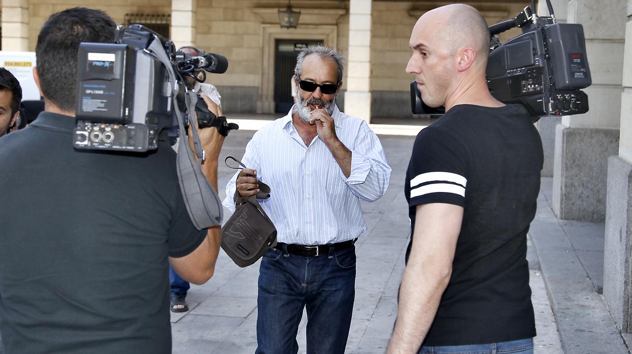 Juan Lanzas, saliendo de los Juzgados de Sevilla