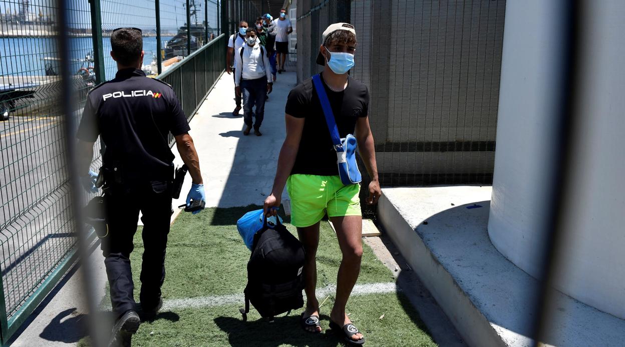 Imagen de los inmigrantes salvados este domingo 26 de junio en Almería