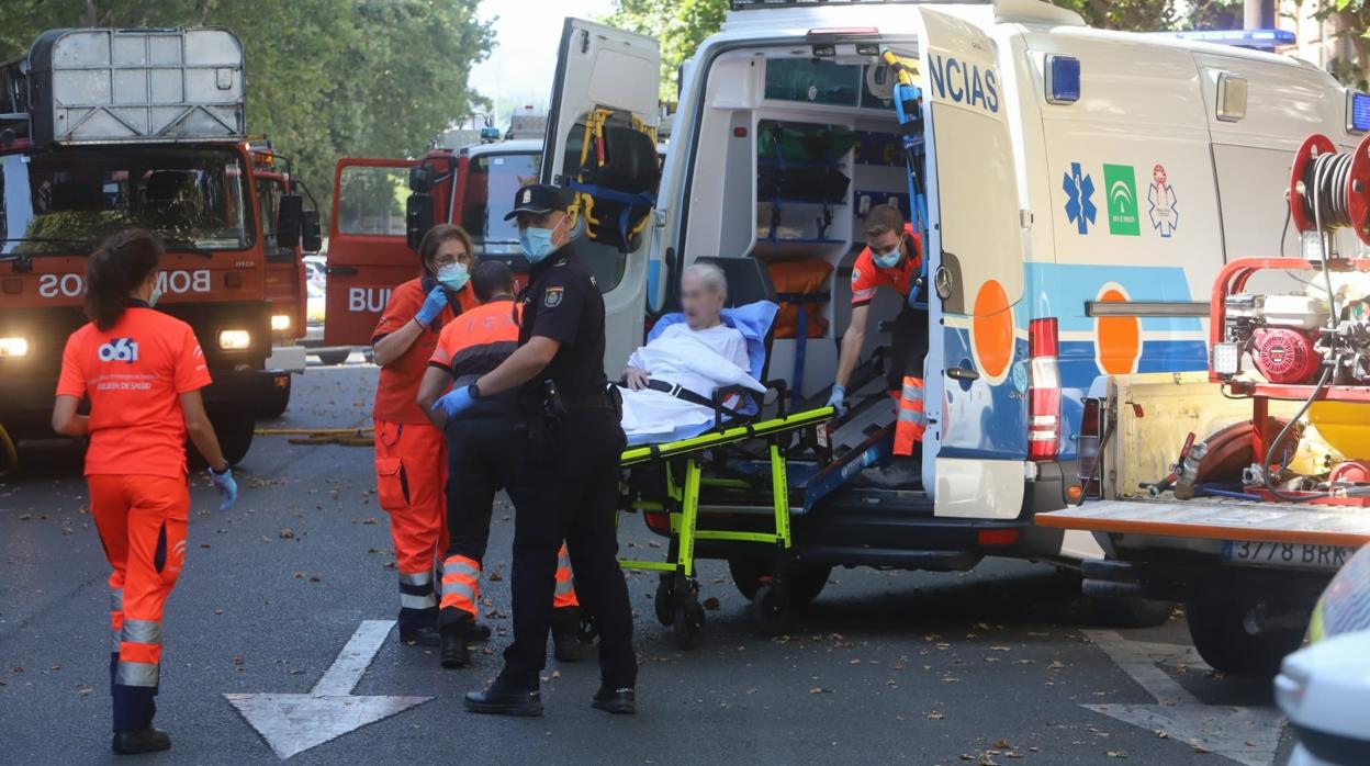 Traslado en ambulancia de una de las personas afectadas