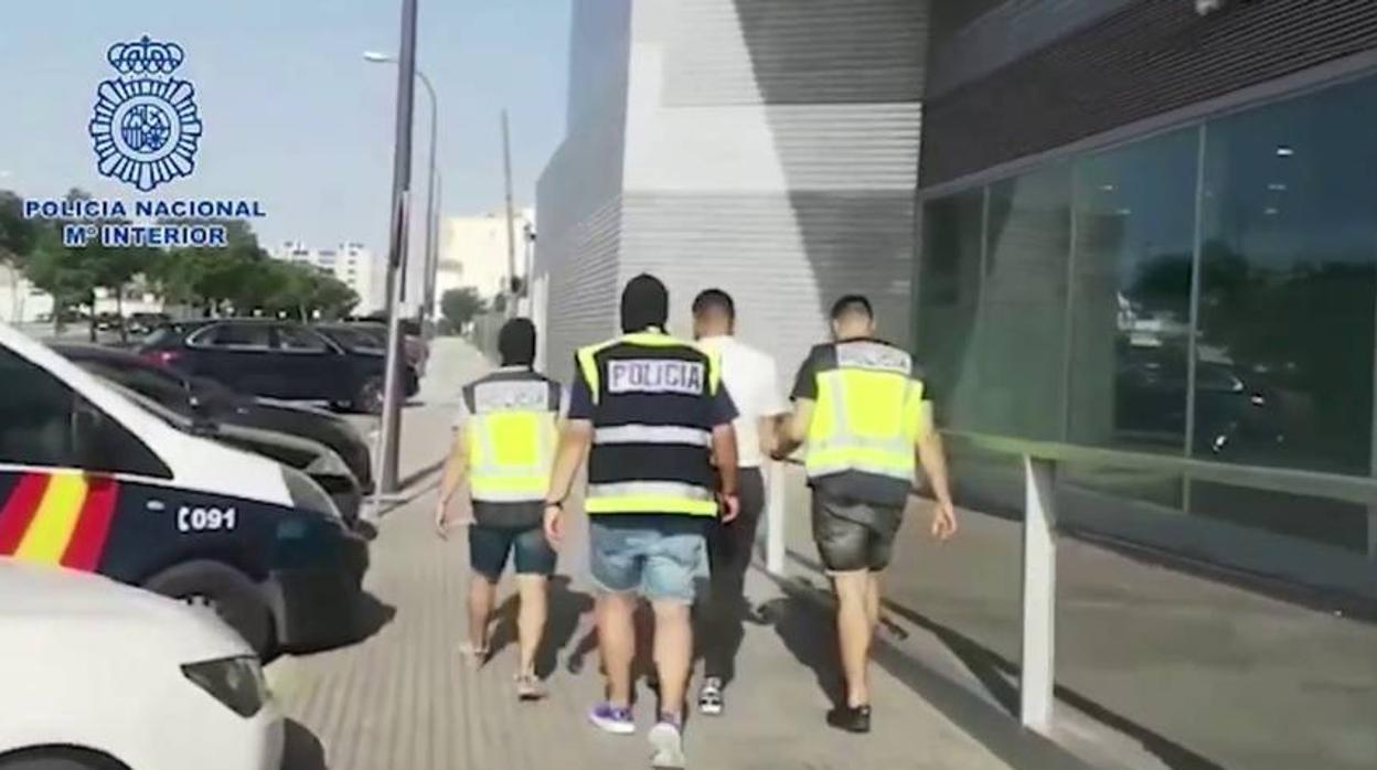 Agentes en la búsqueda del contagiado de coronavirus