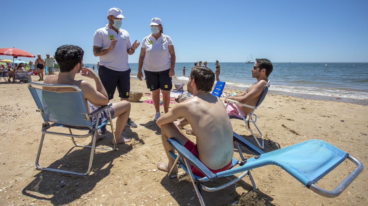 Vigilantes en la playa de El Portil, en Huelva