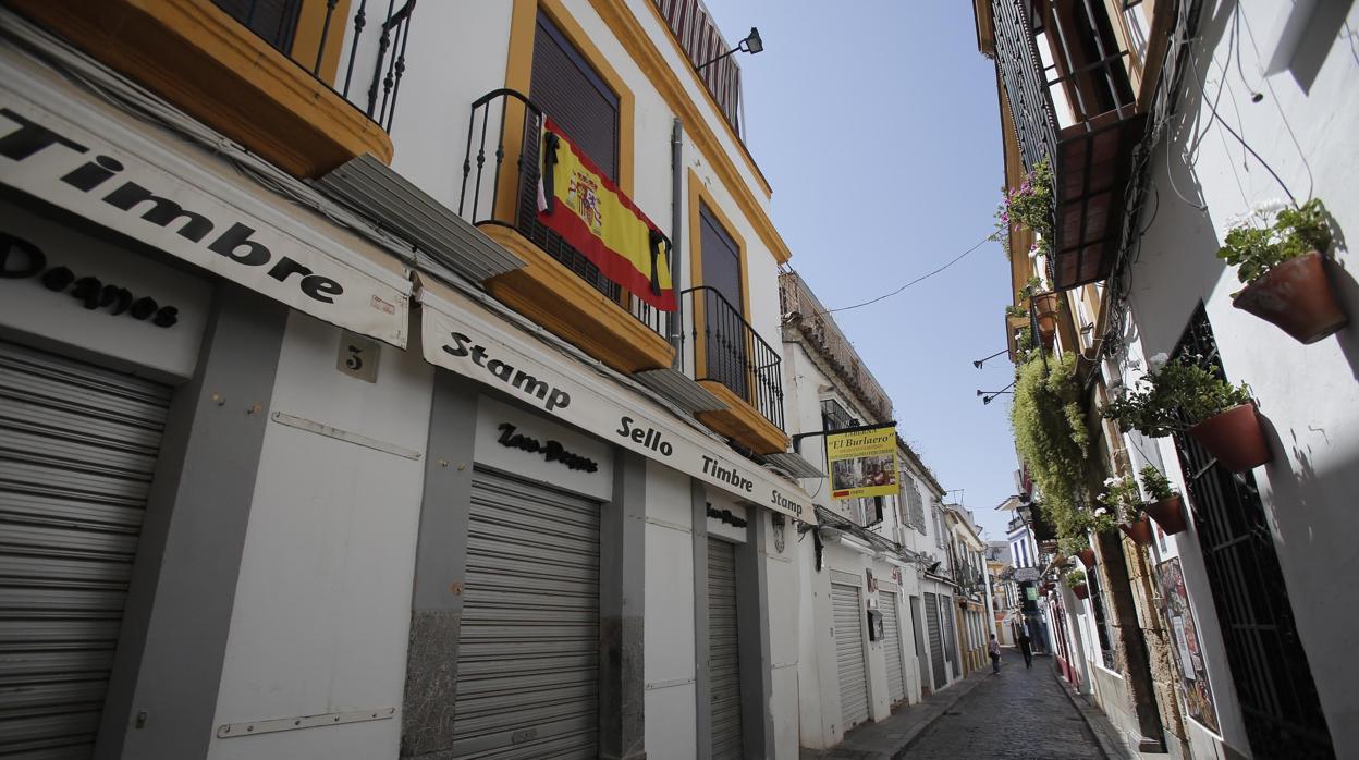 La calle Deanes, con casi todos sus tiendas y restaurantes cerrados