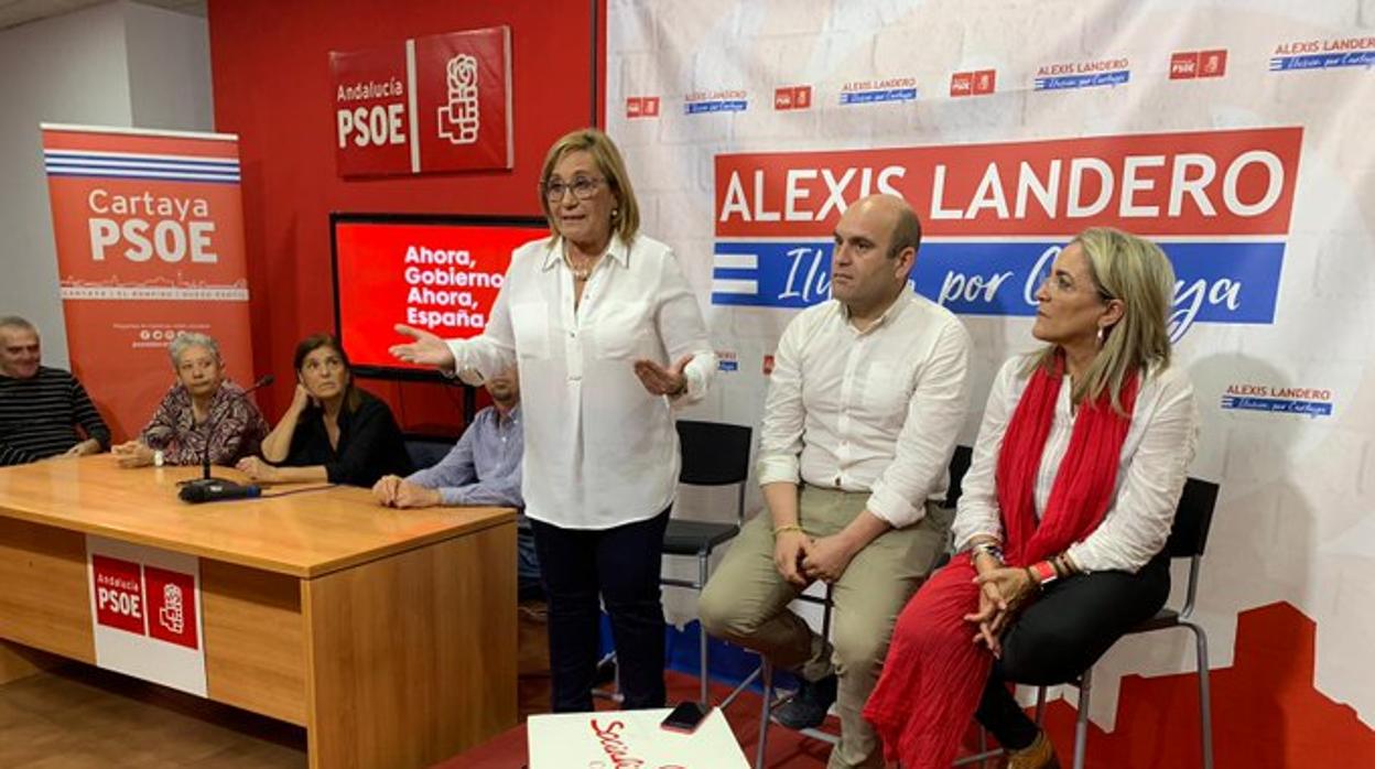 Alexis Landero, sentado, en un acto con las candidatas del PSOE al Congreso y al Senado, en Cartaya