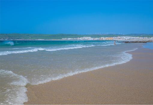 La playa de los canillos suele estar cerrada en periodo no estival para el uso de maniobras del ejército