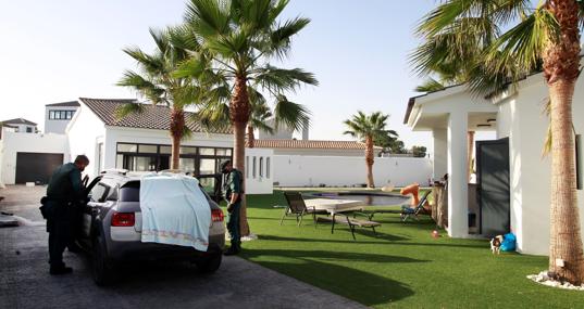 Dos agentes, durante el registro de una de las viviendas de «Villa Narco»