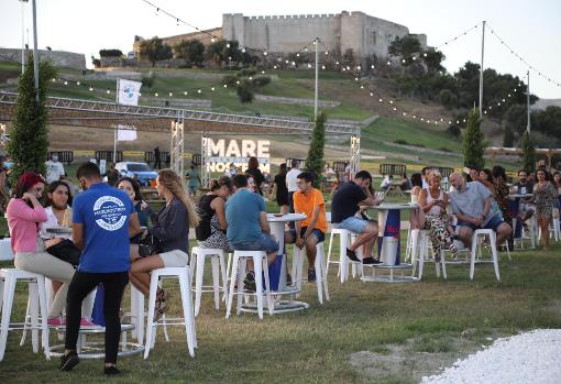 Mesas al pie del castillo