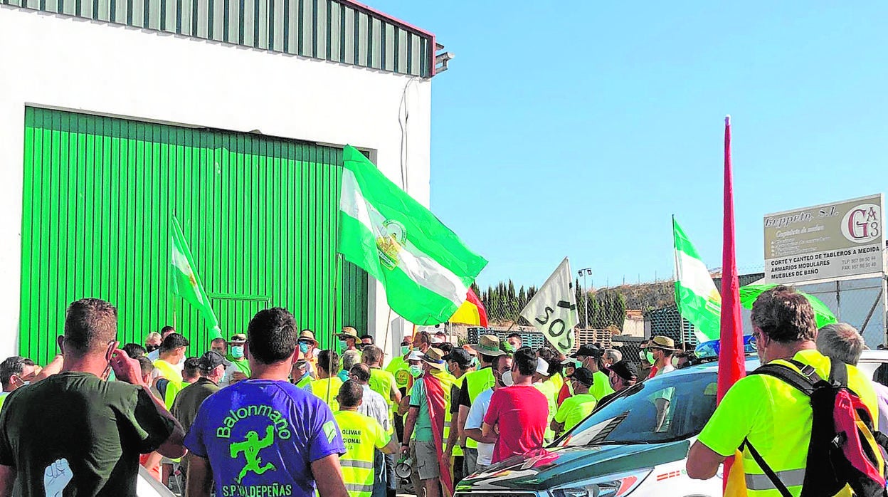Concentración de agricultores ayer en Baena