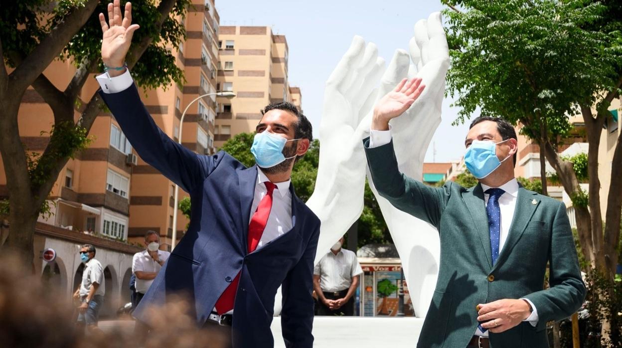 Juanma Moreno ha inaugurado este miércoles la primera de las esculturas en honor a los sanitarios en Andalucía