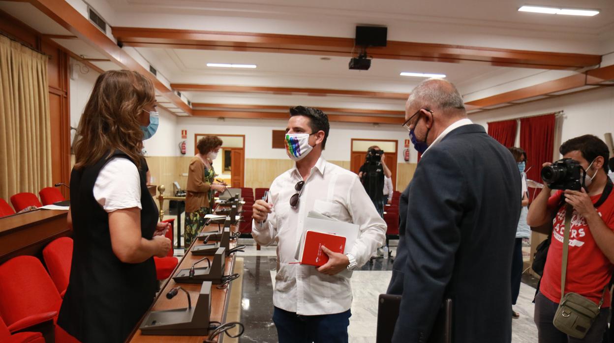 Los portavoces del PSOE, Isabel Ambrosio, y de IU, Pedro García, antes del Pleno del Ayuntamiento de Córdoba