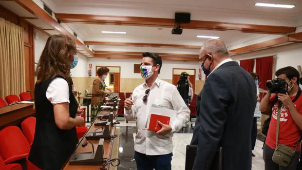 Las mascarillas prometidas por el Ayuntamiento de Córdoba enfrentan a gobierno y oposición
