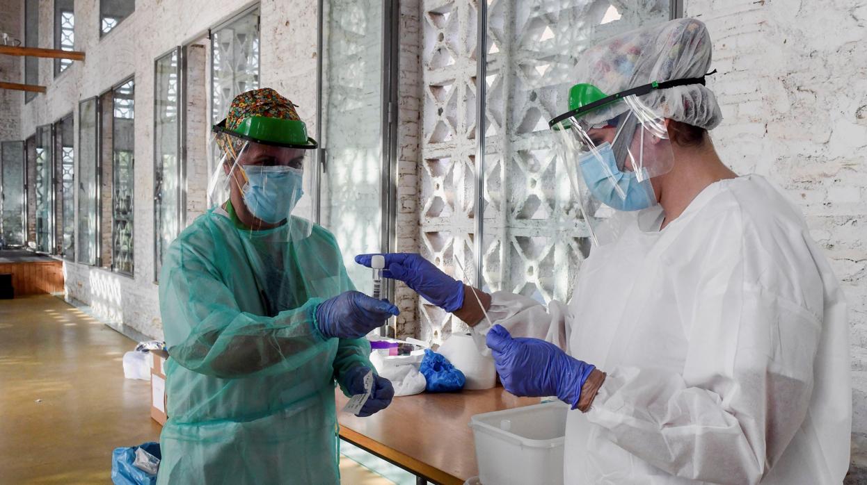 Sanitarios realizan pruebas PCR a los vecinos de la localidad en el Centro de Interpretación de la Vega