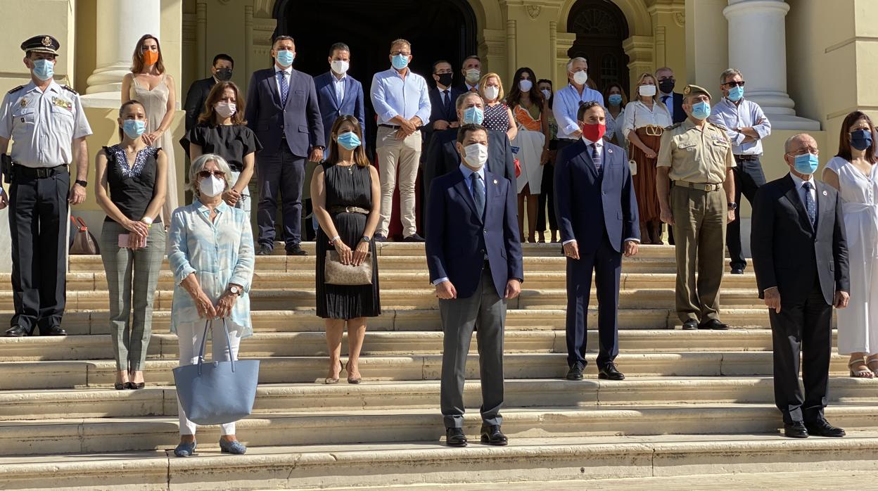 El presidente andaluz, Juanma Moreno, en el minuto de silencio junto al resto de autoridades