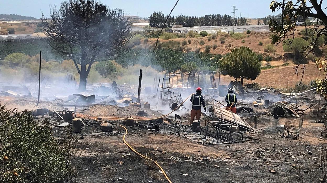 Imagen del incendio declarado en un asentamiento chabolista de Lepe, Huelva, este lunes