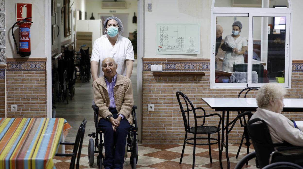 Cuidadores y mayores en un centro en Andalucía